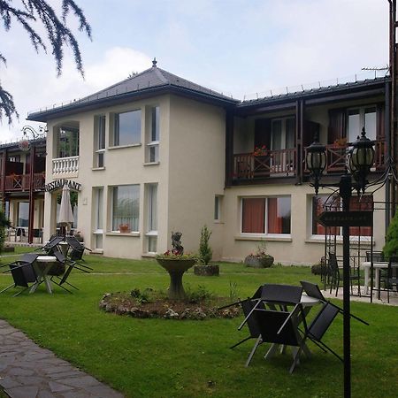 Hostellerie Saint Clément Vic-sur-Cère Exterior foto