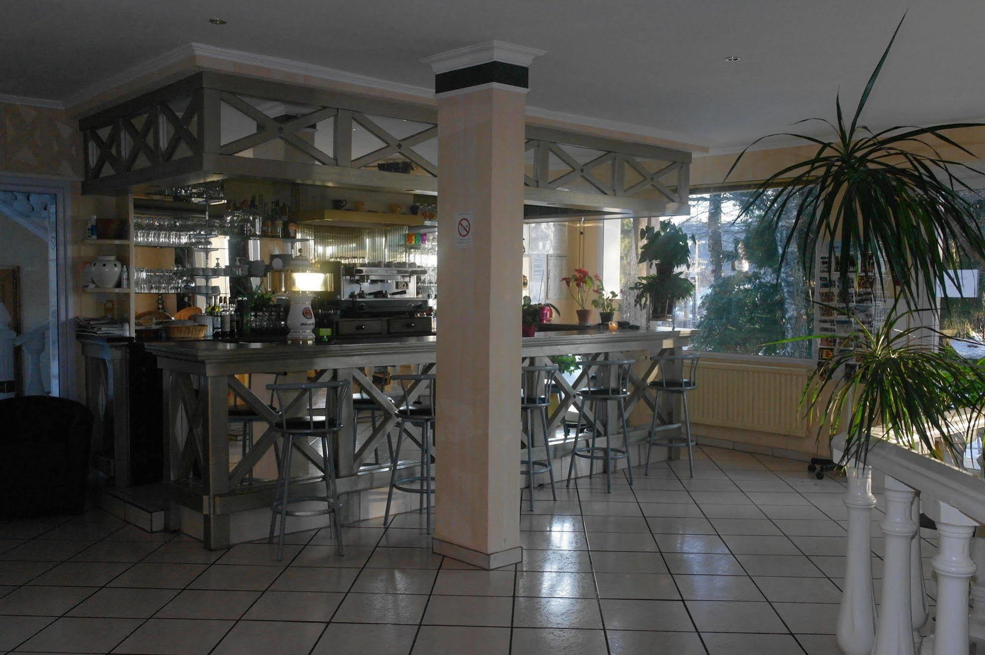Hostellerie Saint Clément Vic-sur-Cère Exterior foto